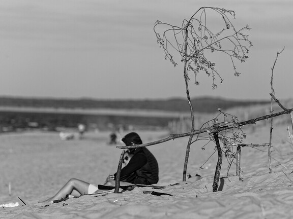 Na plaży (pod drzewem)